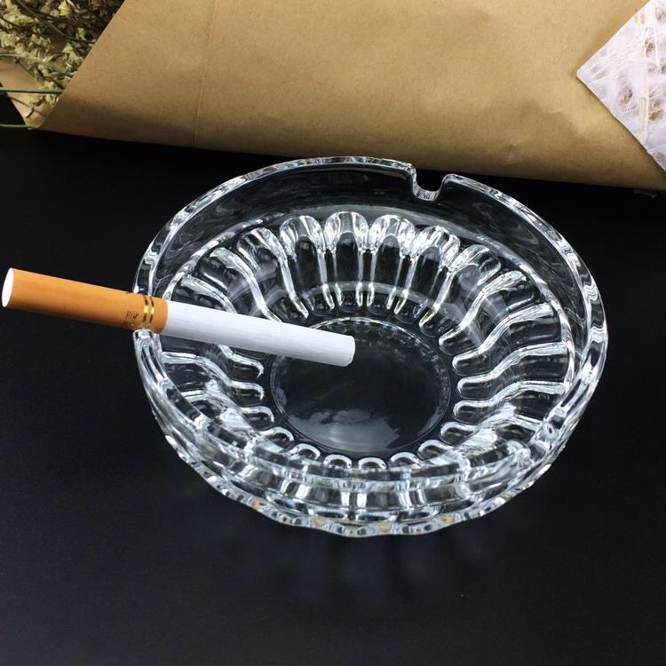Krystalicznie czysta, szklana popielniczka w starym stylu, przezroczysta, wytłaczana, papierosowa papierosa cygarowa03