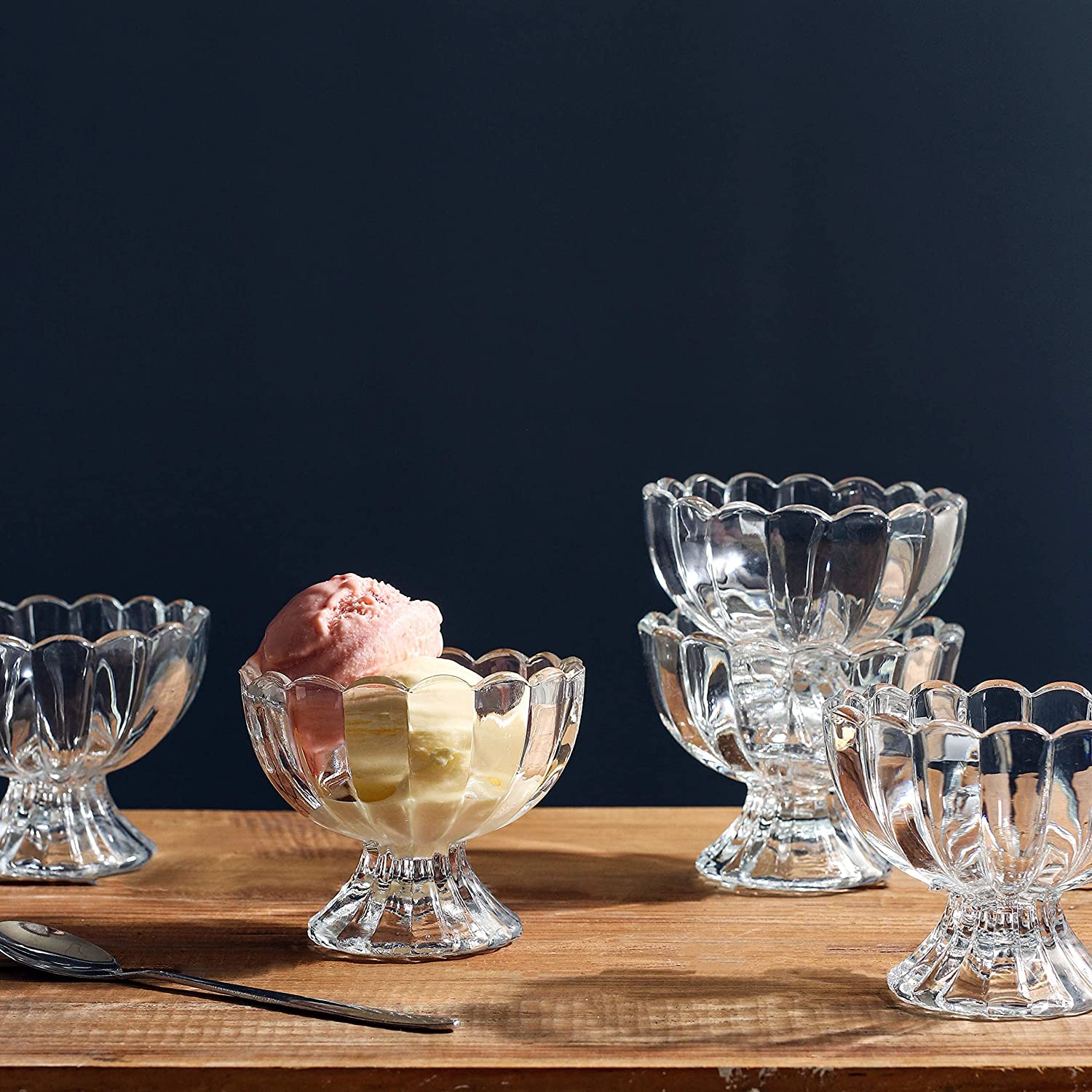 Armsad läbipaistvast klaasist magustoidukausid Klaasist jäätisekauss jäätisele ja puuviljadele01